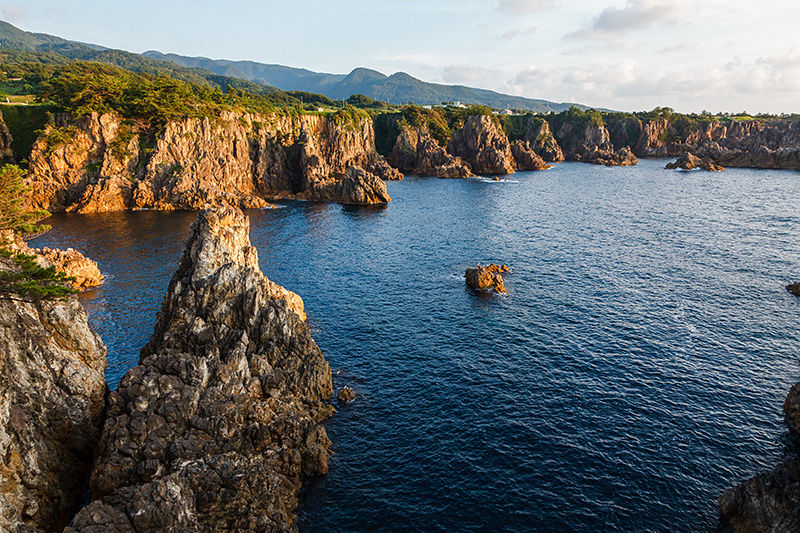 المنحدرات الوعرة في خليج سينكاكو على الساحل الغربي للجزيرة.