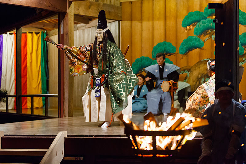 تقام العروض الليلية من مسرحيات نو في معبد شيزاكي سوا من الربيع إلى الخريف.