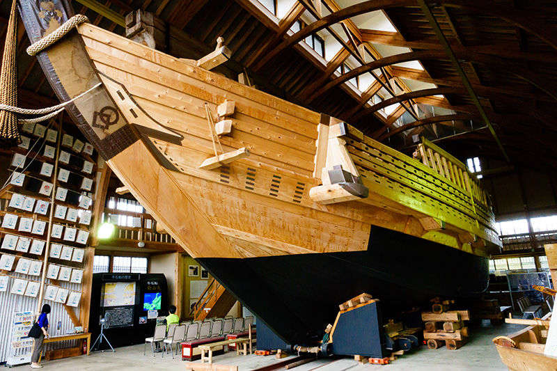 ’’هاكوسان مارو‘‘ هي نسخة طبق الأصل من سفن سينغوكوبوني التجارية، معروضة في متحف أوغي فولك.