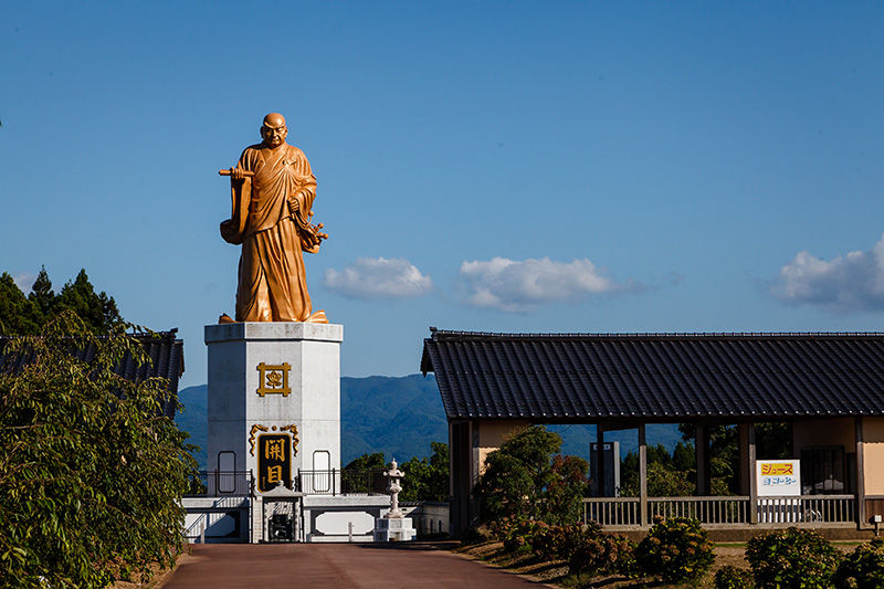 تمثال برونزي بطول 13 مترا للكاهن البوذي نيتشيرين بالقرب من ميناء ريوتسو.