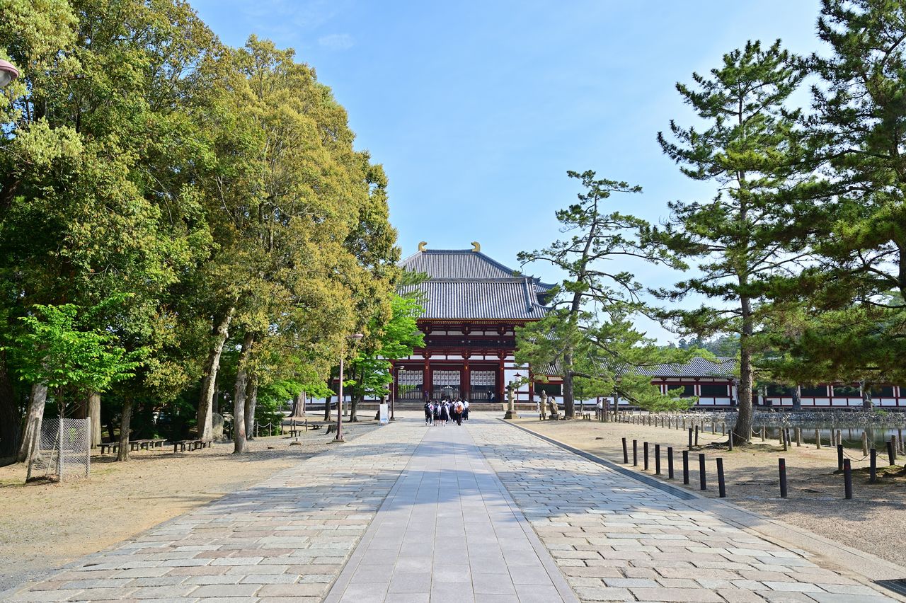 ممر المصلين (sandō) المرصوف بالحجارة يستقبل الزوار ويصل بهم إلى Chūmon، وهي بوابة قرمزية اللون مسجلة ضمن الممتلكات الثقافية الهامة.