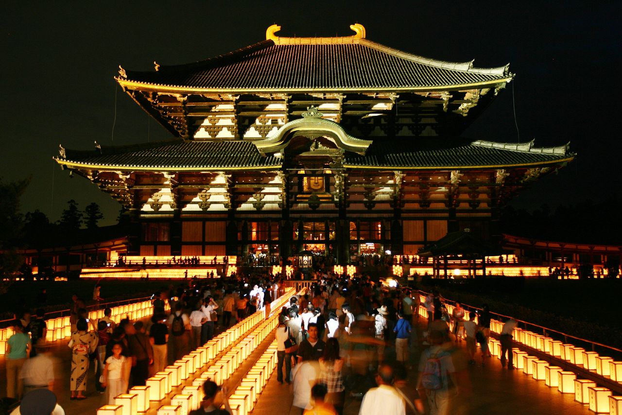  إضاءة معبد توداي-جي من أجل مهرجان Mantō Kuyōe، أو مهرجان الـ 10 آلاف مصباح، الذي يقام سنوياً في الخامس عشر من شهر أغسطس/ آب (جيجي برس).