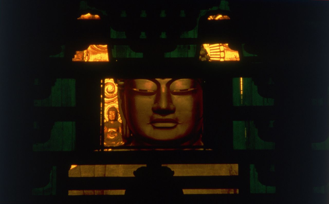 يمكن رؤية وجه بوذا العظيم من خلال نافذة عرض لا تُفتح إلا في يوم رأس السنة وأثناء مهرجان الأوبون. (بإذن من مكتب زوار نارا)