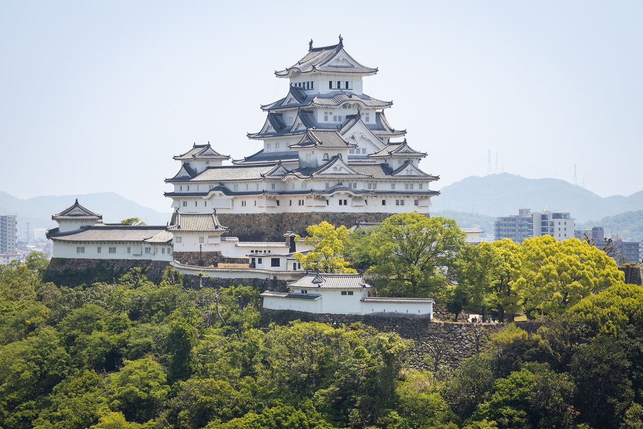  منظر من متنزه (أوتاكاياما هايسوإيكيه) إلى الشمال الغربي من القلعة يكشف عن البرج الرئيسي والأبراج الثلاثة الثانوية: من اليسار هيغشي كوتنشو، إينوي كوتنشو، و نيشي كوتنشو.