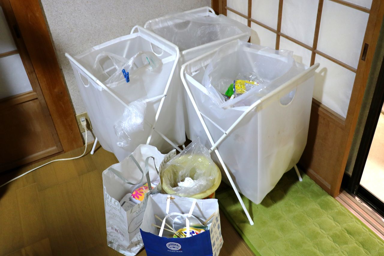 مظهر الفرز في أحد منازل سكان المدينة. يتم جلب النفايات إلى المركز بعد فرزها بشكل تقريبي باستخدام الأكياس الورقية وغيرها.