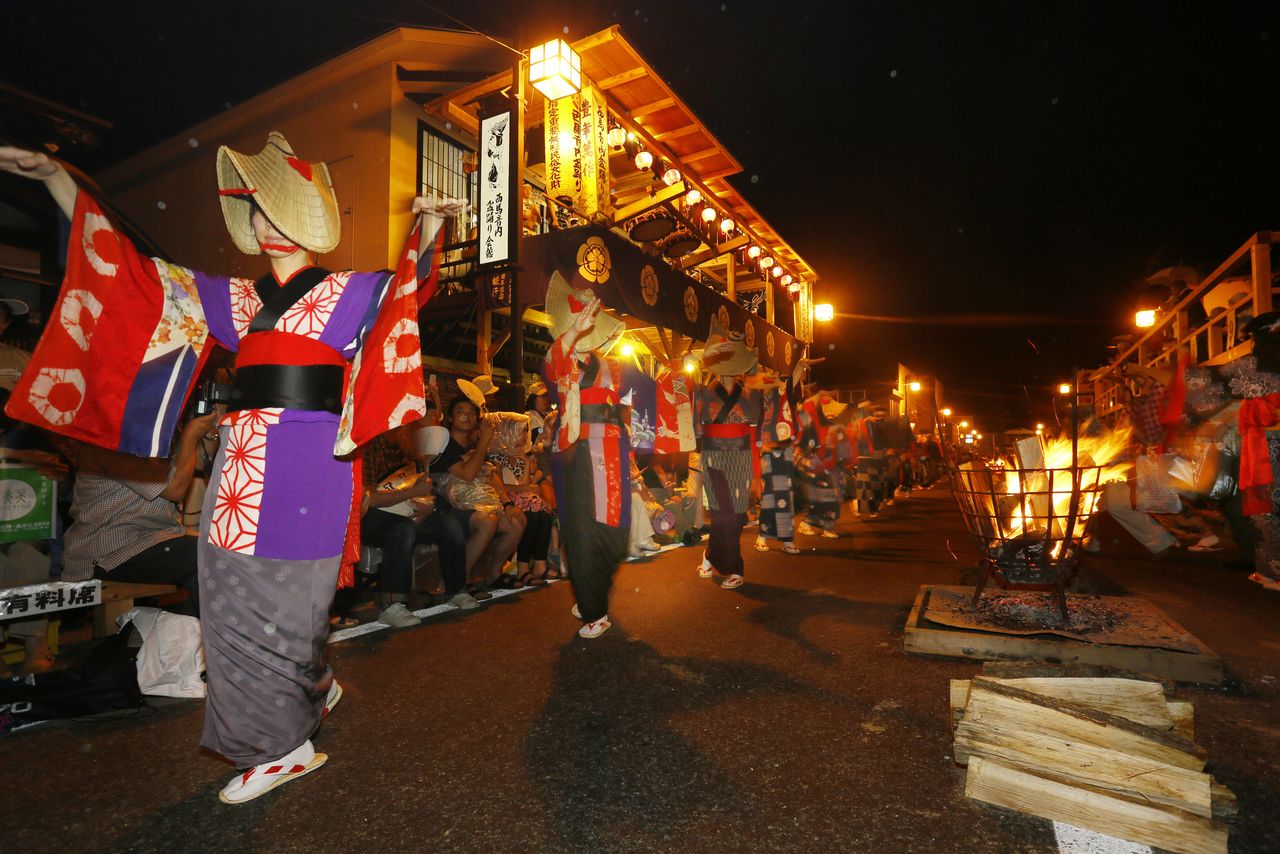 نساء ترتدين كيمونو مصنوعا من بقايا ملابس أمهاتهن. ويتوارث الكيمونو بدوره إلى الحفيدات (© مكتبة هاغا).