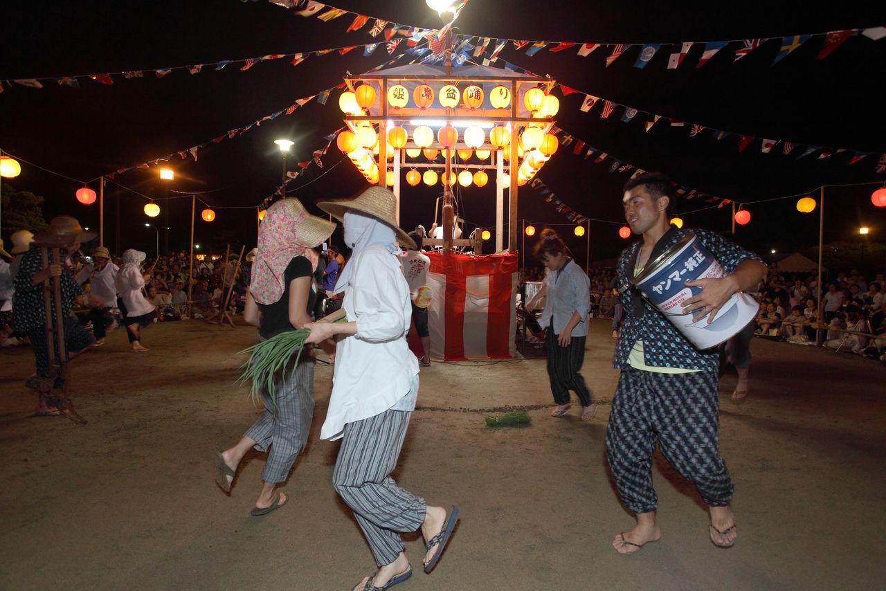 تبتكر رقصات أصلية جديدة كل عام (© مكتبة هاغا).