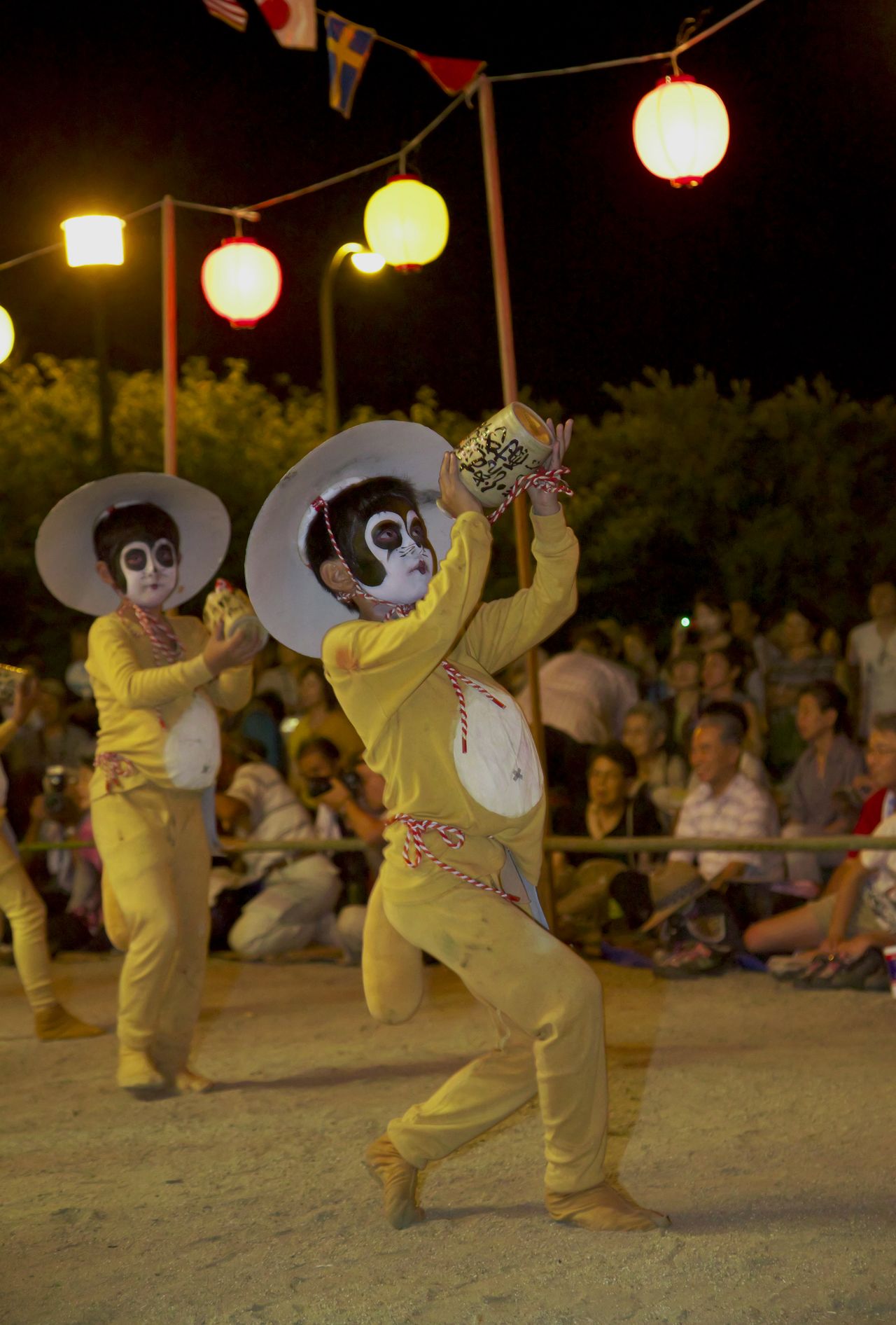 تعد الرقصات الأصلية من العناصر الأساسية في هيميشيما بون أودوري (© مكتبة هاغا).