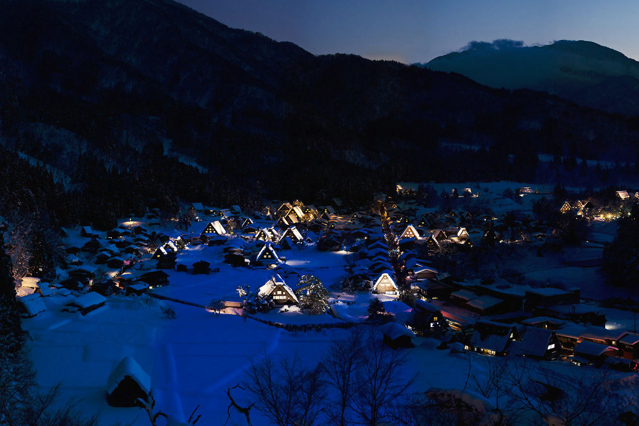 قرية شيراكاوا-غو مضاءة في منتصف الشتاء (© سوميسي ناؤتو).