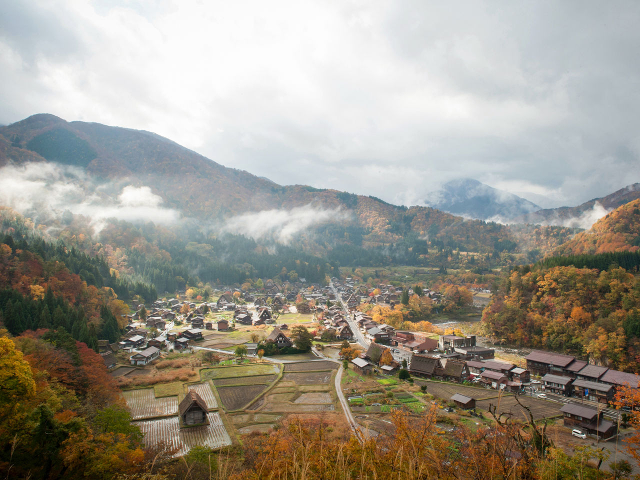 قرية أوغيماتشي الصغيرة في حلتها الخريفية، كما يمكن رؤيتها من منصة المراقبة تينشوكاكو.
