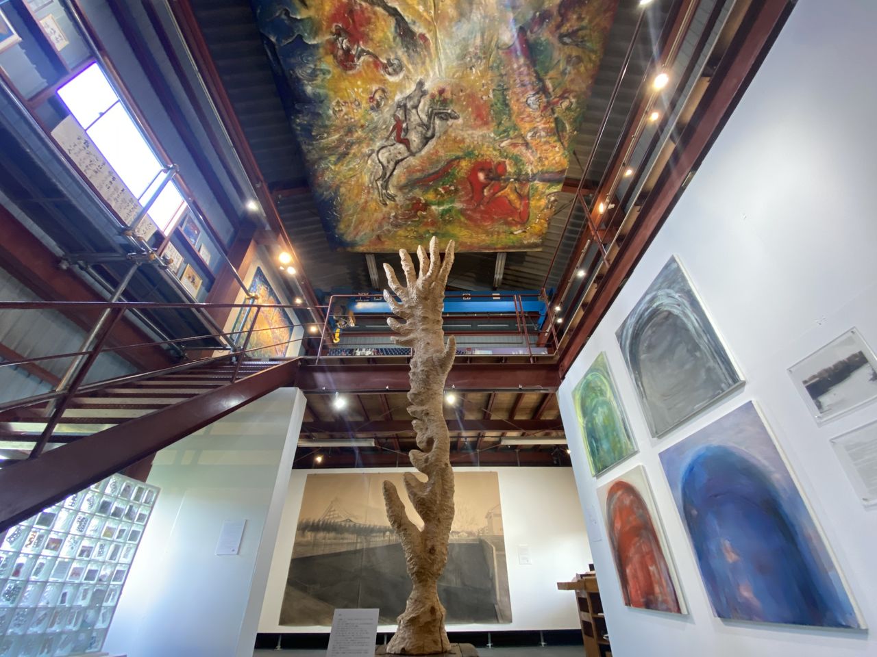 يضم متحف ”متحفنا“ 50 لوحة ومنحوتة وصور فوتوغرافية وأعمال فنية أخرى. (© ناكاسوجي جون)