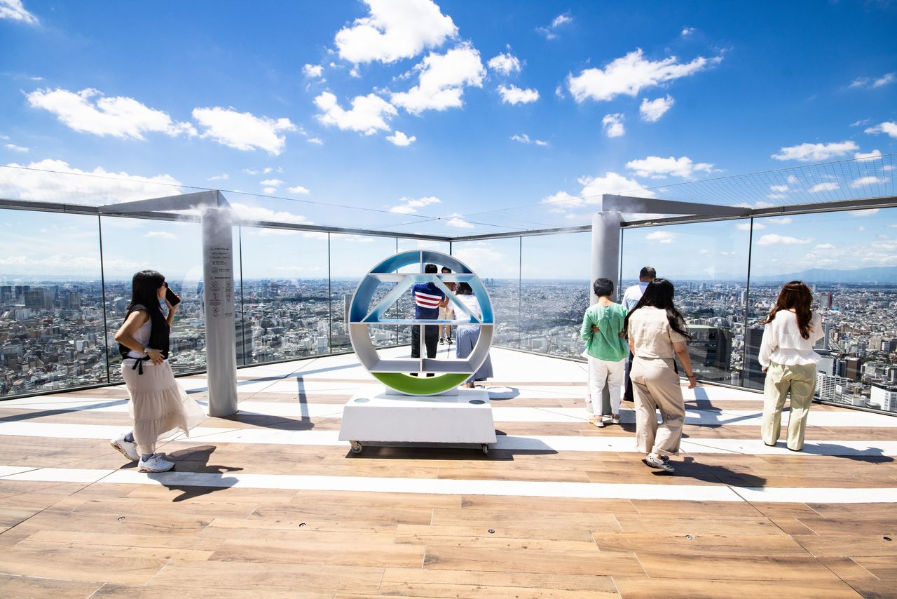 في الزاوية الجنوبية الغربية، يمكنك مشاهدة العمران حتى حي يوكوهاما عبر الزجاج الشفاف للغاية.