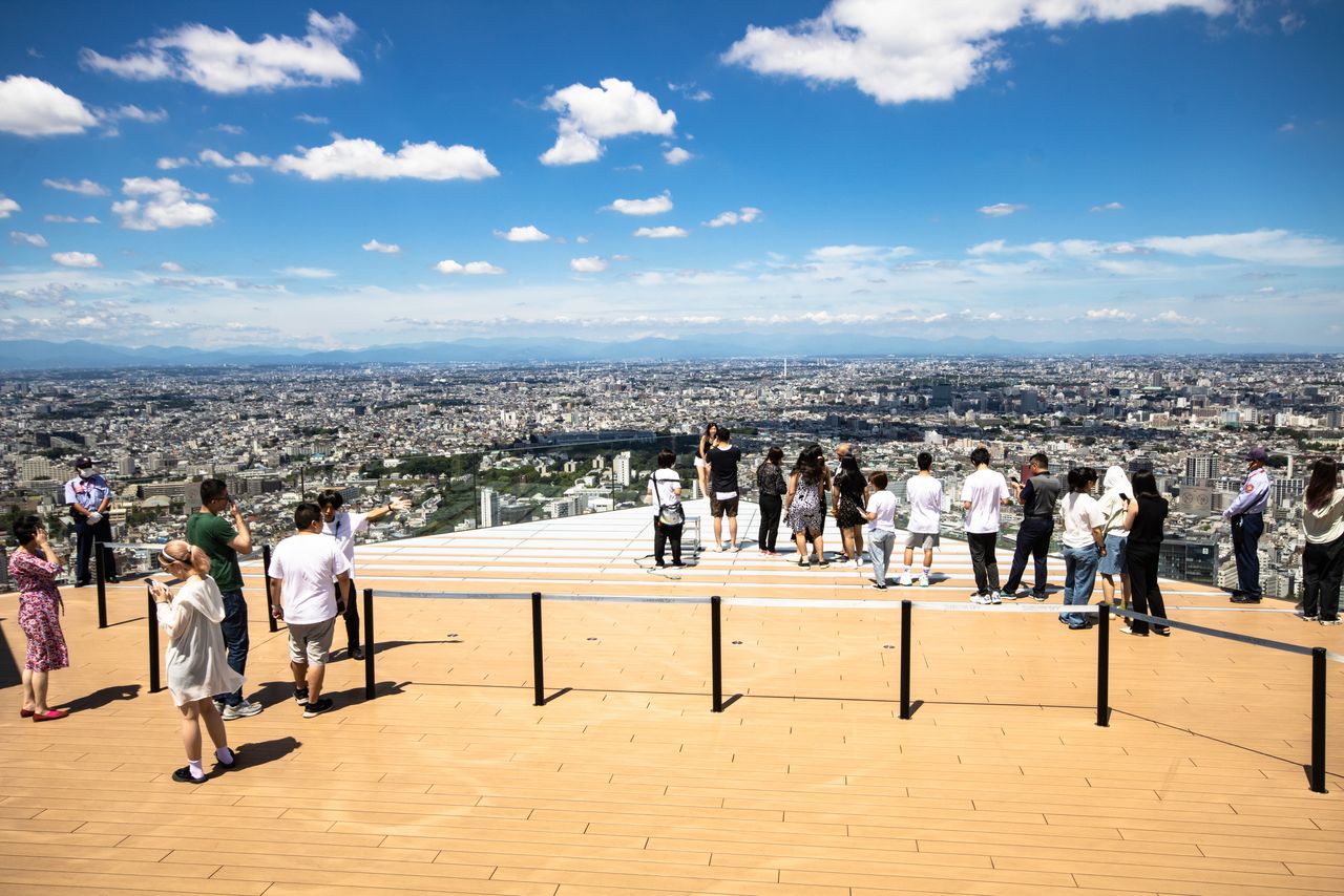 إن منطقة ”SKY EDGE“ هي الأكثر جاذبية لالتقاط الصور، وتتيح أيضا خدمة مدفوعة الأجر للتصوير الفوتوغرافي. تطل المنطقة على متنزه يويوغي الكبير وناطحات السحاب في شينجوكو.