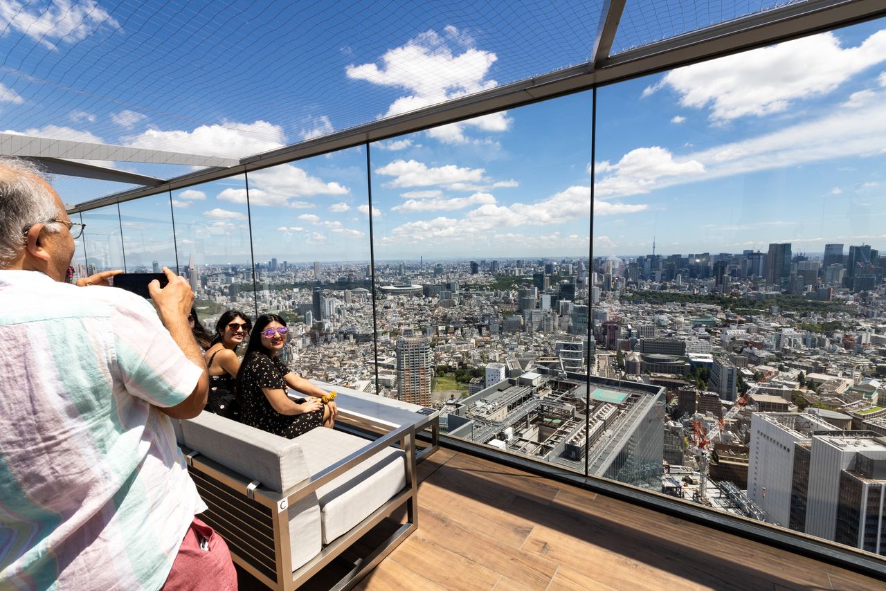 في منطقة ”THE ROOF SHIBUYA SKY“ على الجانب الشرقي توجد أريكة (يمكن استخدامها بعد الساعة 4 عصرا ولفترة محدودة فقط). يمكن لأي شخص الجلوس فيها خارج ساعات العمل.