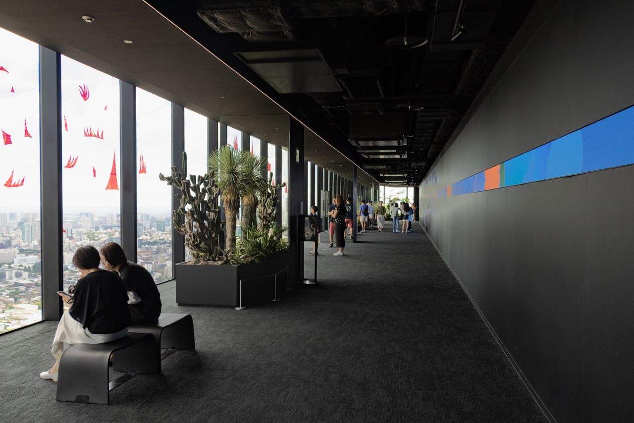 يعرض ”DATA SCAPE“ (أقصى اليمين) بيانات متنوعة عن شيبويا باستخدام شاشة LED.