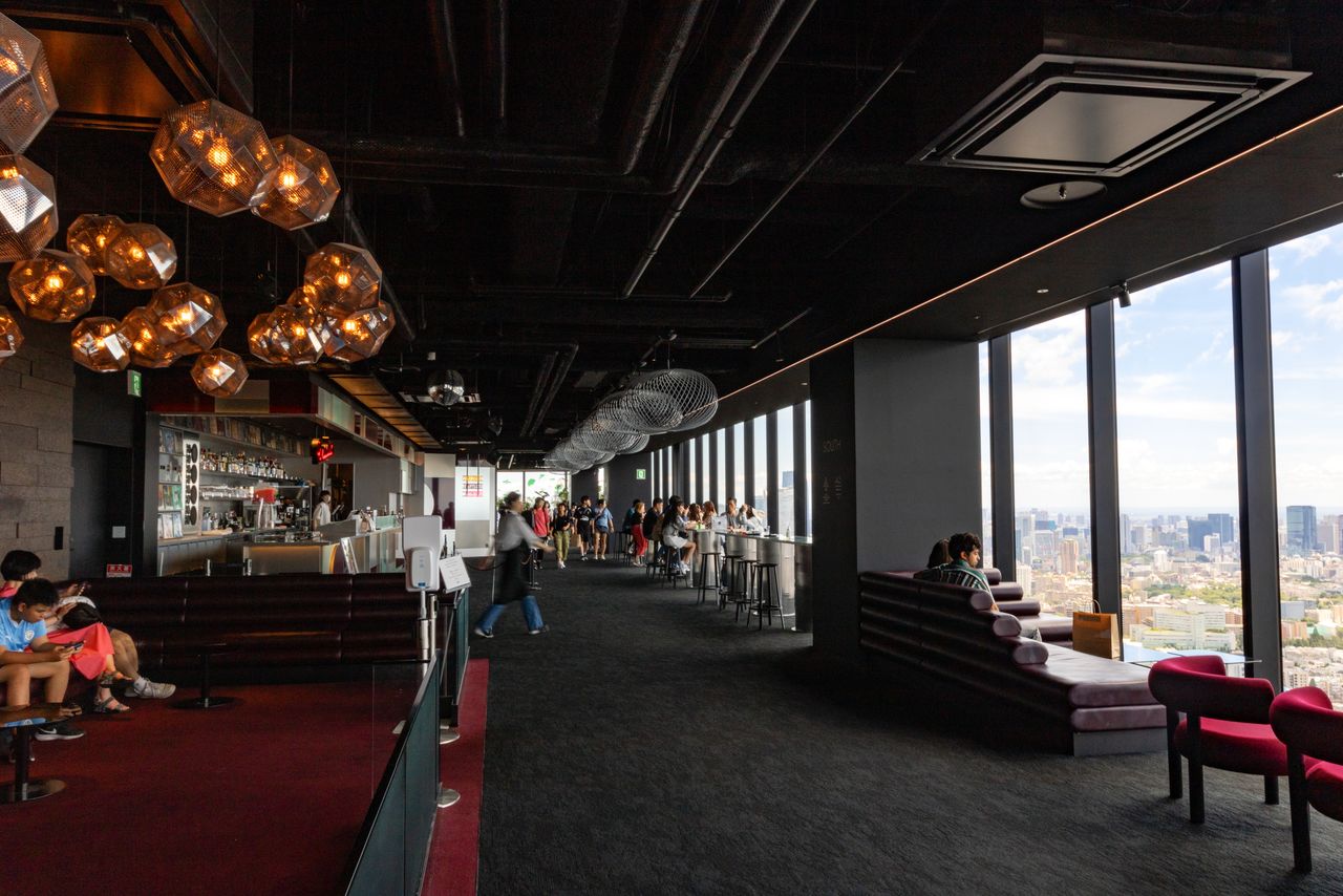 صالة الموسيقى ”Paradise Lounge“. يشرف على الطعام هناك زايسوكي هاسيغاوا صاحب مطعم ”دين“ الياباني الحائز على نجمتين في ”دليل ميشلان طوكيو“.