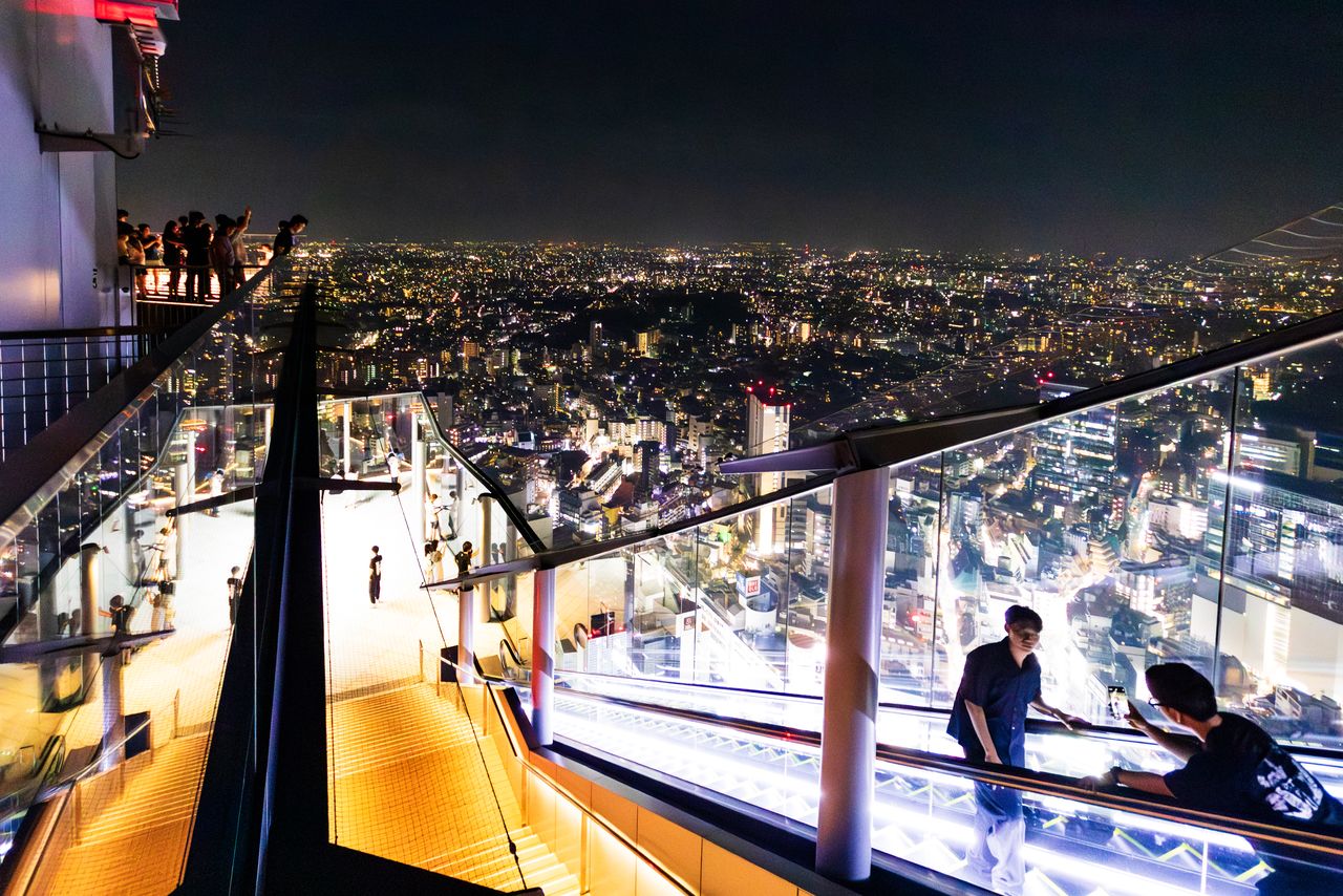 مشاهدة أضواء المدينة على امتداد الأفق.