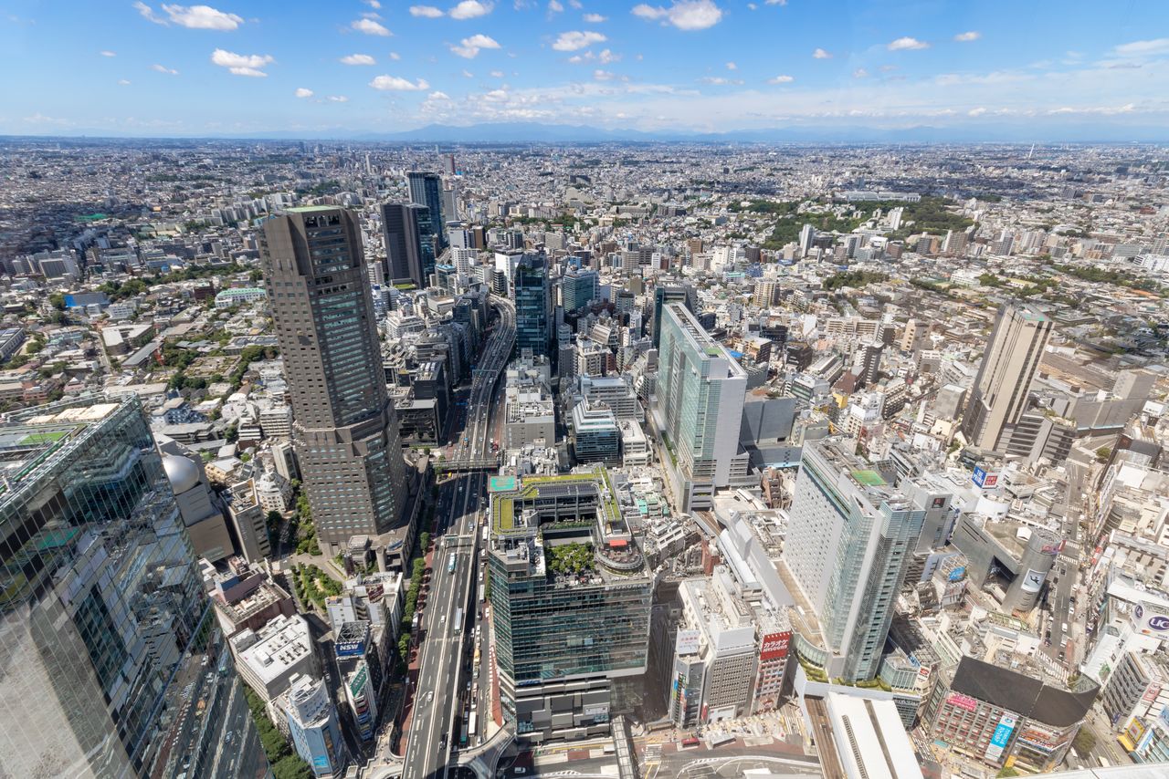 في الأيام المشرقة يمكن مشاهدة جبال تانزاوا بوضوح إلى الجهة الغربية. وستكون محظوظا إن تمكنت من رؤية جبل فوجي يطل من هناك.