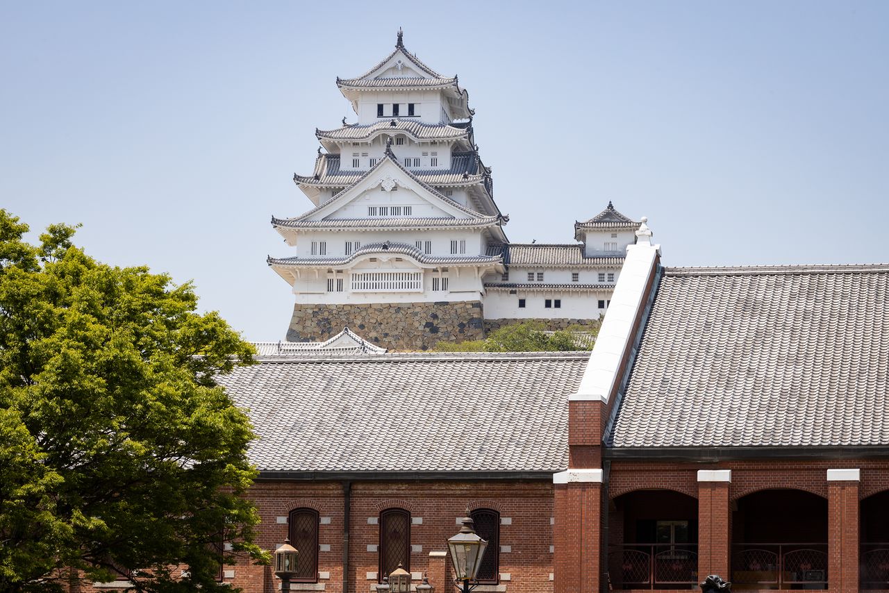  صورة لسقف المتحف بالسيراميك الياباني وهو منتصب إلى جانب البرج الرئيسي وبرج كوتانشو الشرقي في منظر جميل.