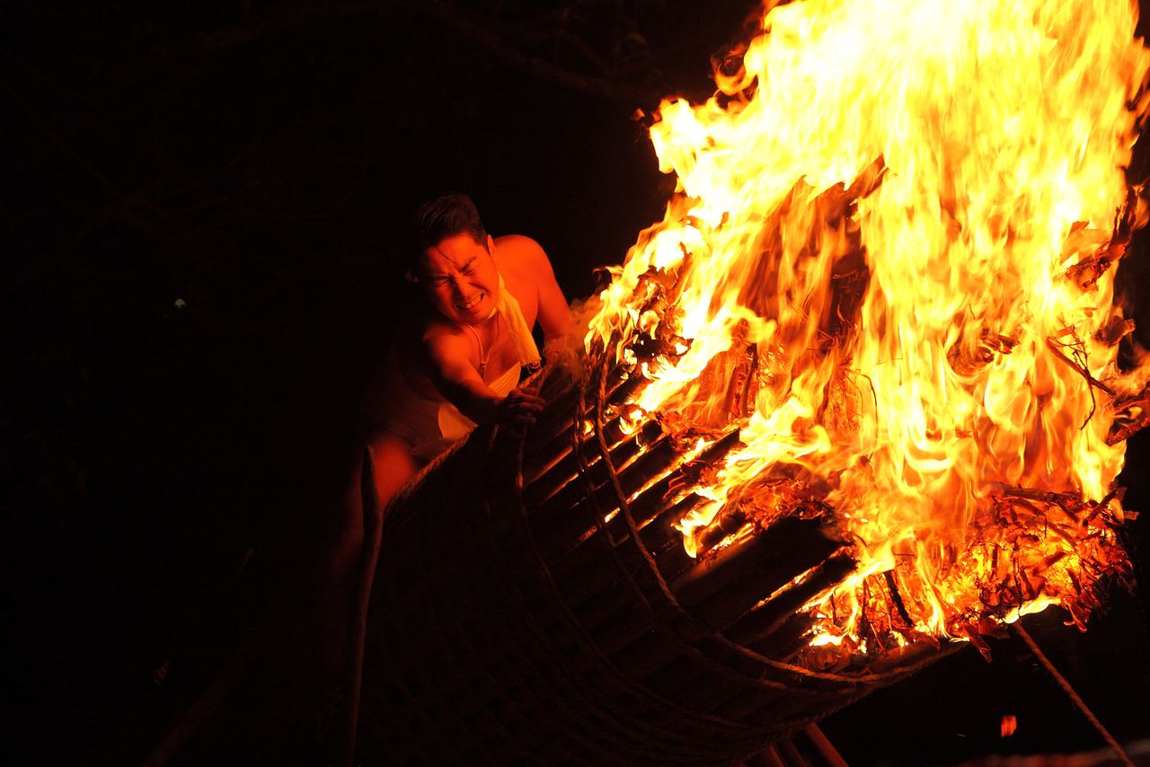 المشاعل الضخمة مصنوعة من الخيزران وأوراق شجرة الأرز اليابانية، ويبلغ عرضها مترًا واحدًا وطولها 13 مترًا، ويزن كل منها 1.2 طن. (مكتبة هاغا)