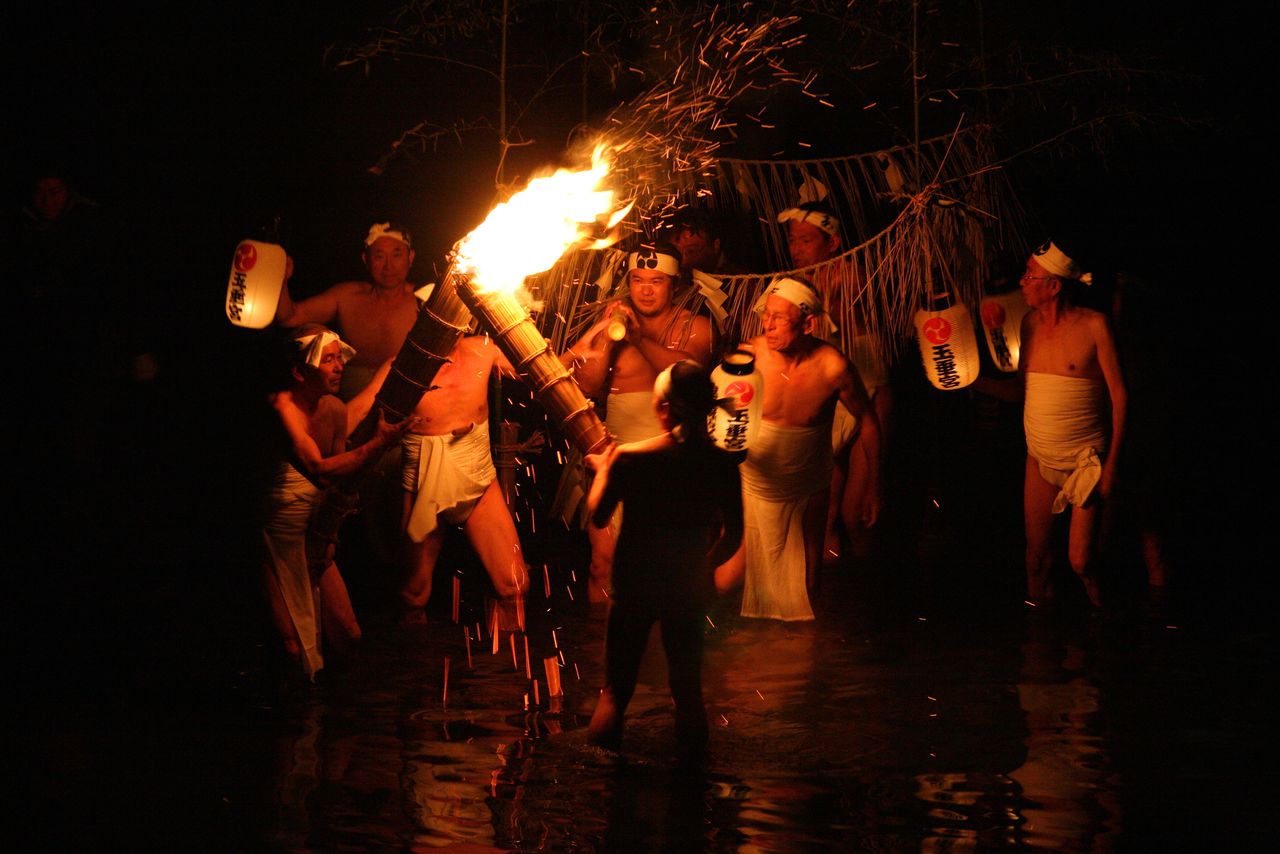 يطلق الشباب الذين يرتدون المئزر صرخات مفعمة بالحيوية بينما يهمّون بالخوض في النهر المتجمد. (مكتبة هاغا)