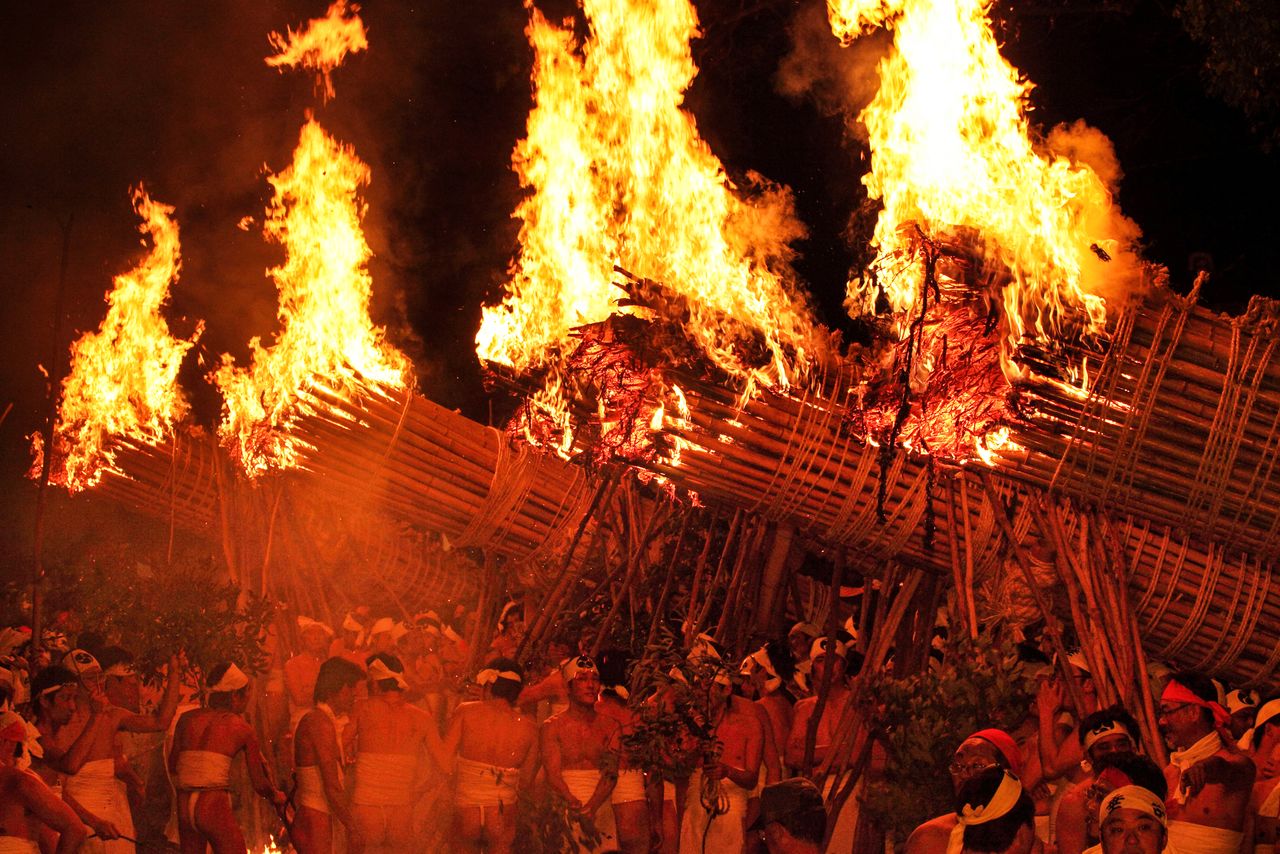 تمت إضاءة هذه المشاعل العملاقة بواسطة نار مقدسة صغيرة. ويقال إن الاستحمام بالشرر والجمر يضمن صحة جيدة في العام المقبل. (مكتبة هاغا)