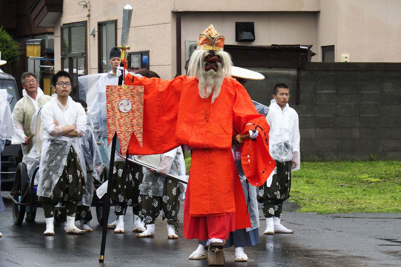 يبلغ ارتفاع قبقاب غيتا الذي يرتديه تينغو 20 سم، وله ”سن“ واحد فقط. (مكتبة هاغا)