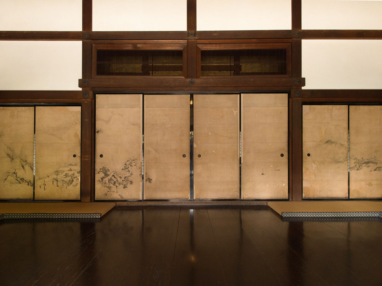 لوحة المناظر الطبيعية المعلقة على فوسوما غرفة رئيس الدير المركزية.