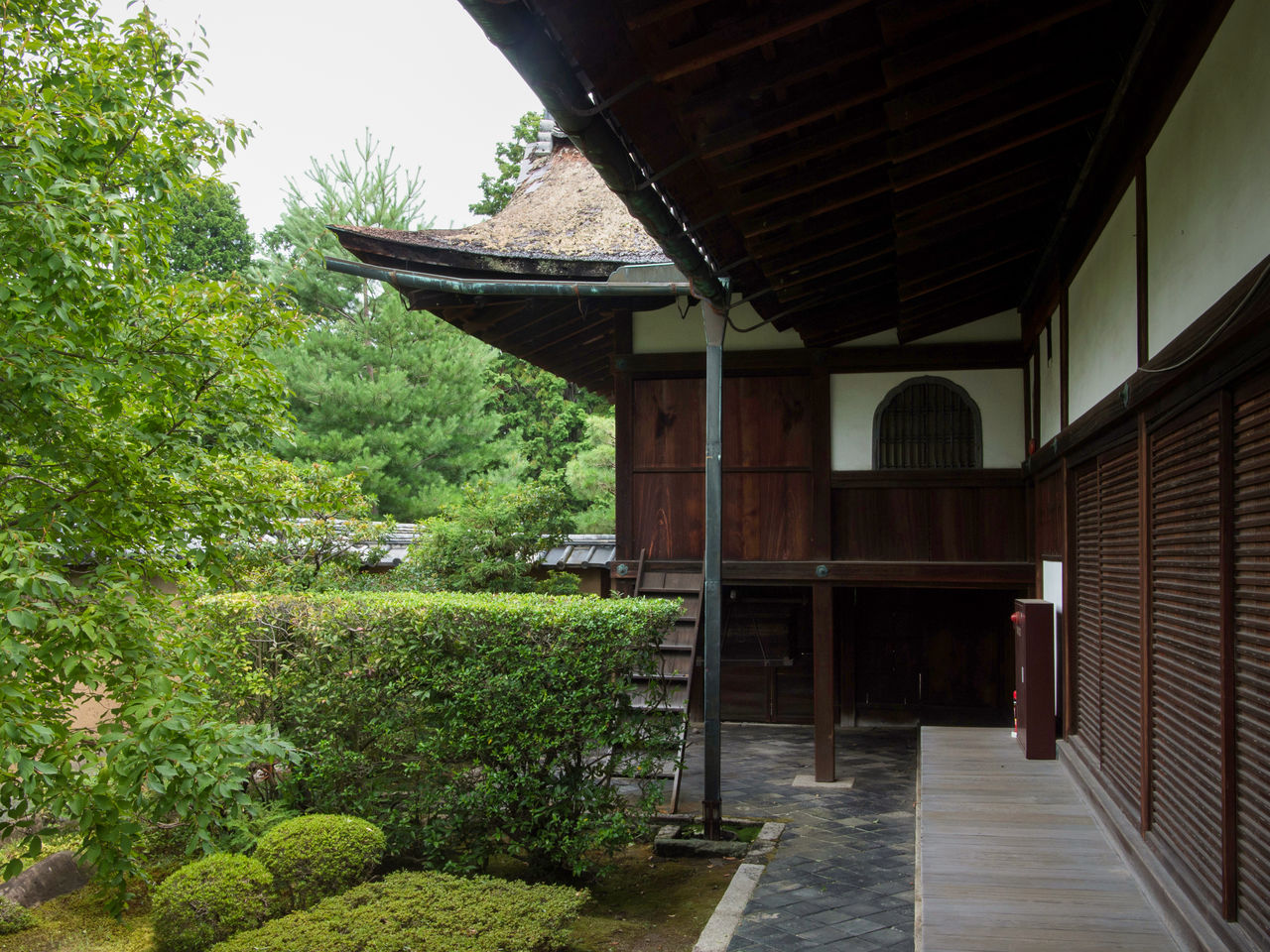 يُعد ملحق اونمون المخصص لمؤسس دايتوكوجي جزءًا من مقر رئيس الدير.