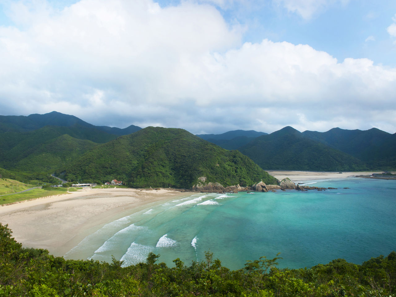 اختيرت مياه شاطئ تاكاهاما الجميلة المحاطة بالجبال الخضراء من بين الأفضل في اليابان.