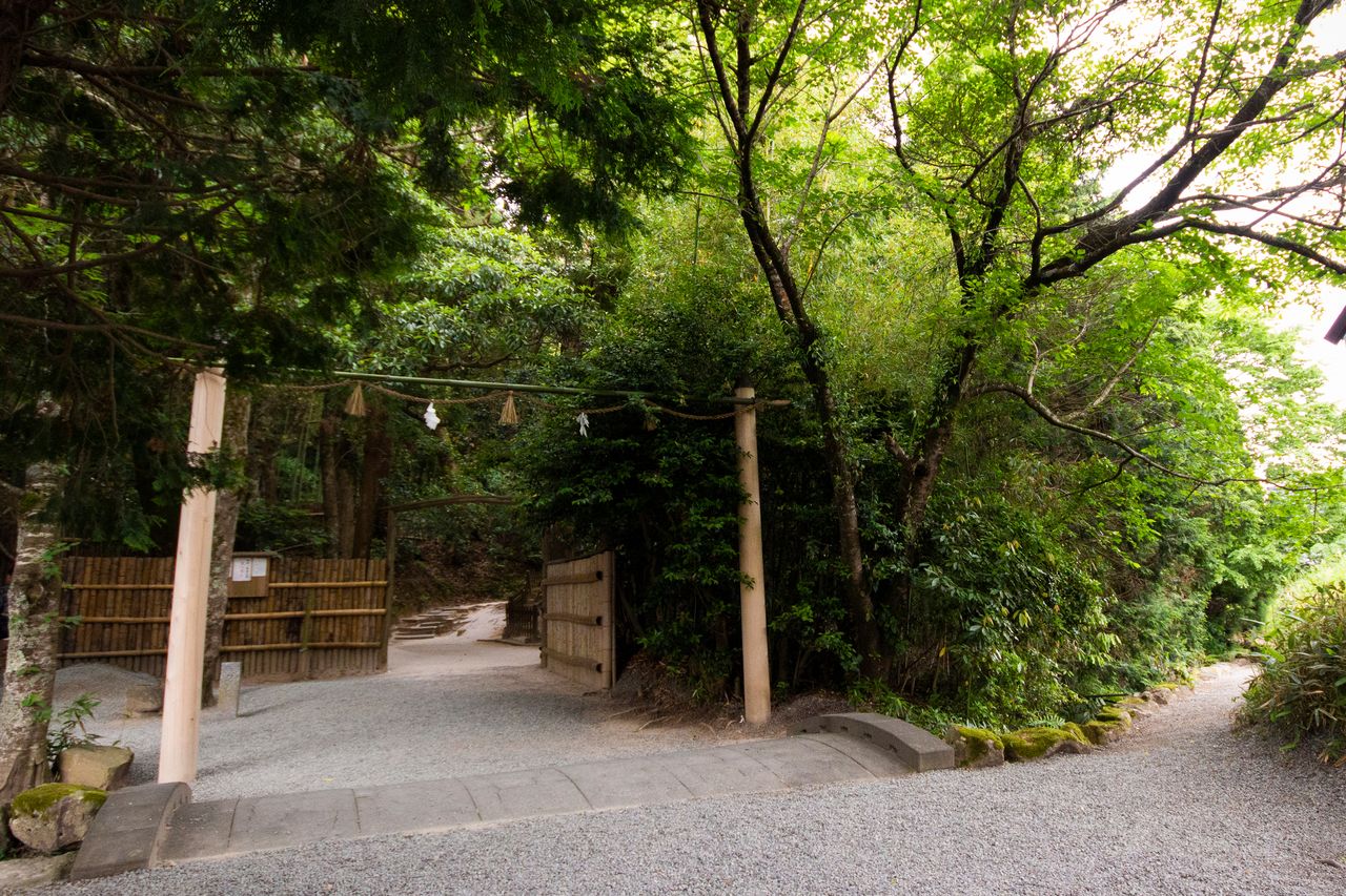 مدخل الحديقة المقدسة ساكوسامي نو موري.