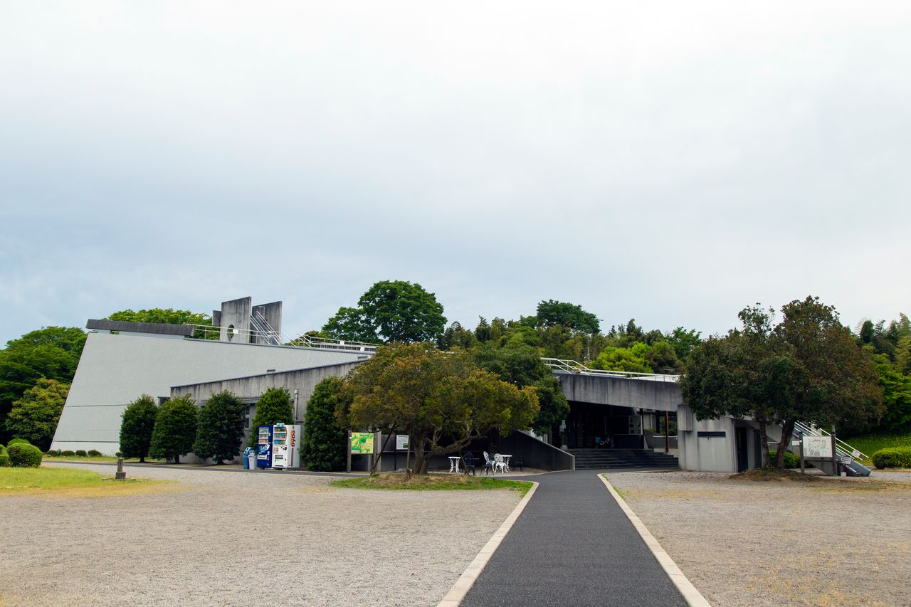 متحف ”ياكوموتاتسو فودوكي نو أوكا“ مشيد على شكل مدفن مستطيل.
