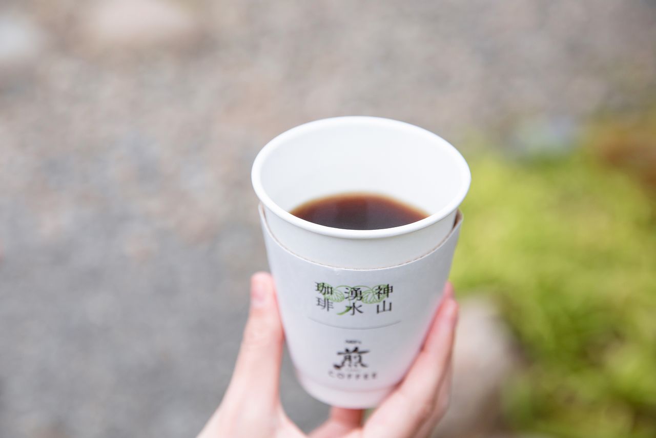 صورة للقهوة المحضرة من مياه ينابيع كوياما يوسوي. تتميز هذه القهوة بمذاقها الناعم ونكهتها اللطيفة. © إيديت بلس.