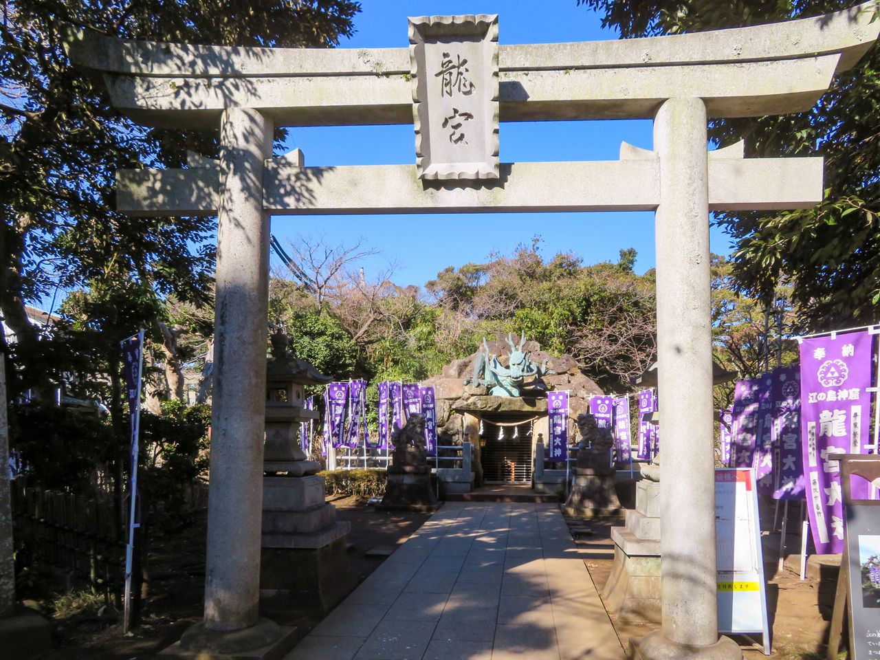 يقع معبد ”واداتسومي نو يميا“ فوق مغارة يعتقد أن التنين كان يعيش فيها (© شيبويا نوبوهيرو).