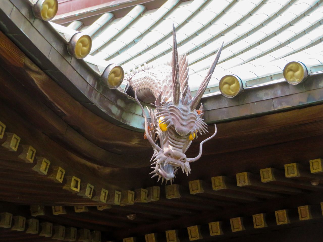 تنين يحدق إلى الأسفل من سقف قاعة الصلاة (© شيبويا نوبوهيرو).