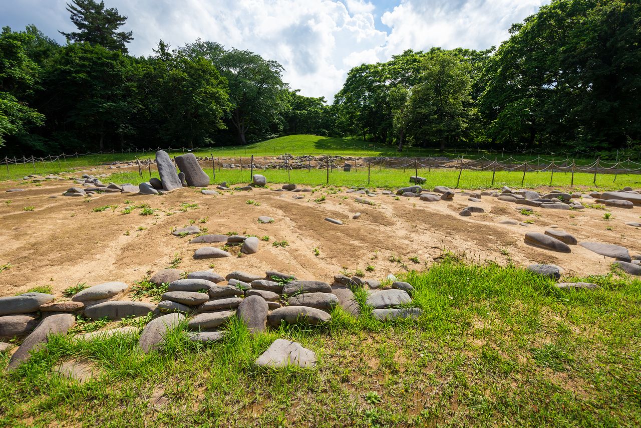 دوائر حجرية في موقع كوماكينو الأثري القريب.