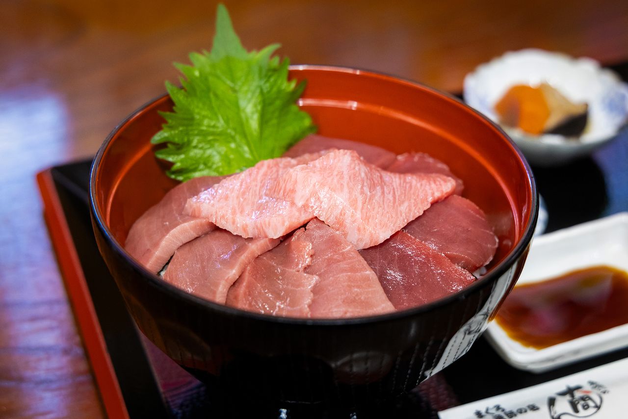  طبق التونة مع الأرز في منطقة أوما. المشبع بالدُهن عالي الجودة، يذوب في الفم ويُلتهم في لحظات. (© Nippon.com)