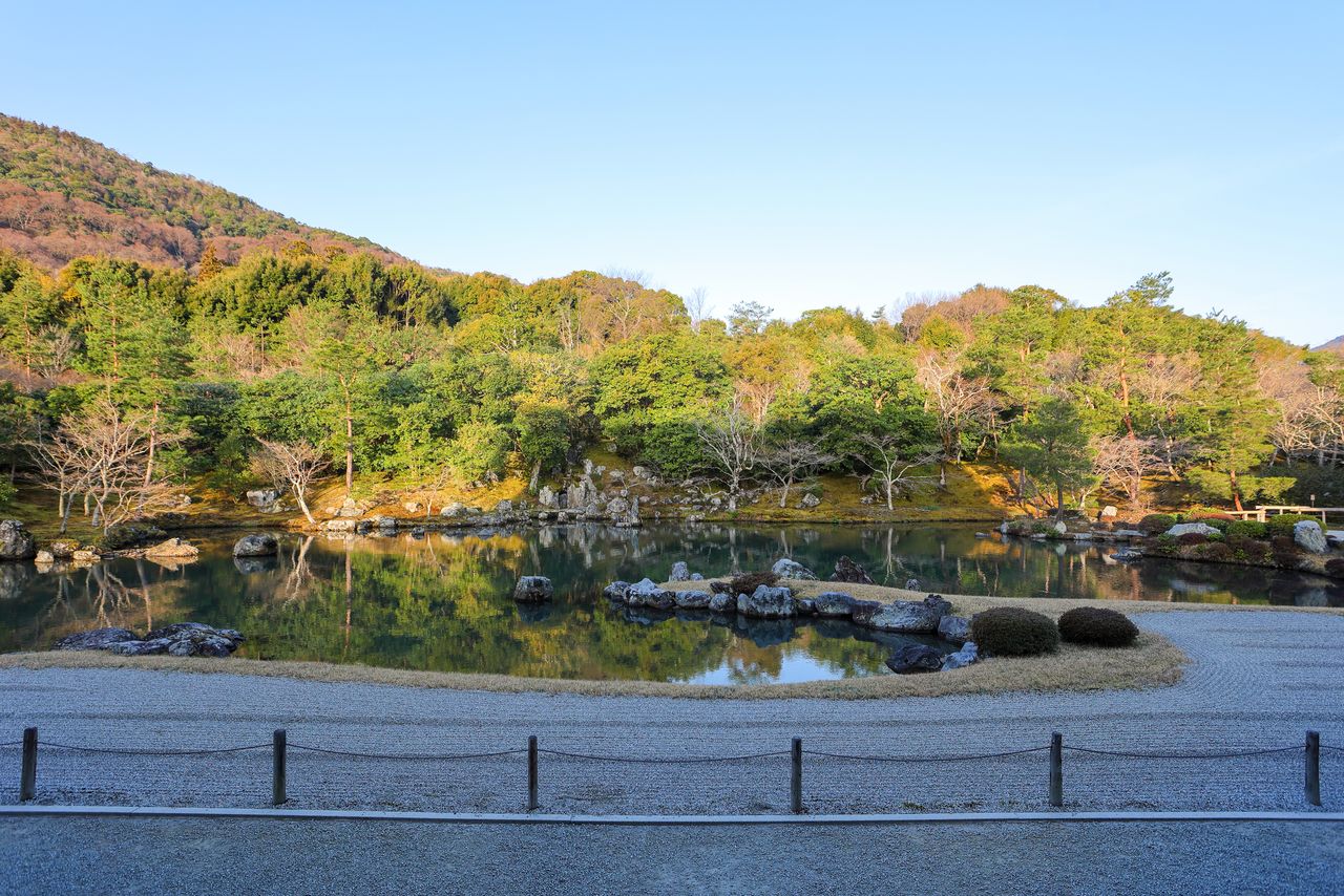 تحاكي الرمال الصخرية الخشنة الموجودة أمام البركة شاطئا جميلا. (© إيديت بلس)