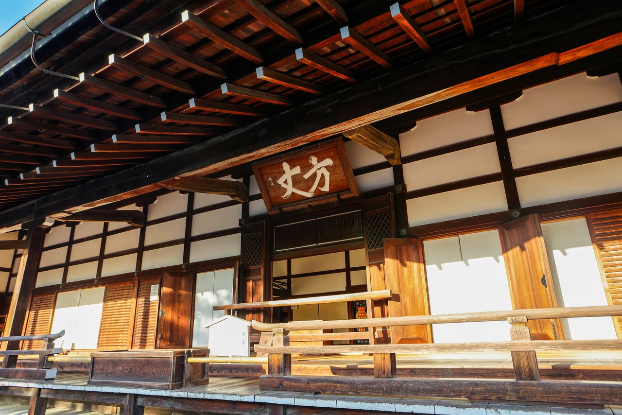 تحتوي قاعة دايهوجو الرئيسية على تمثال لشاكانيوراي بوضعية الجلوس والذي صنف كممتلكات ثقافية مهمة لكونه الشخصية الرئيسية التي تقدس في المعبد. (© إيديت بلس)