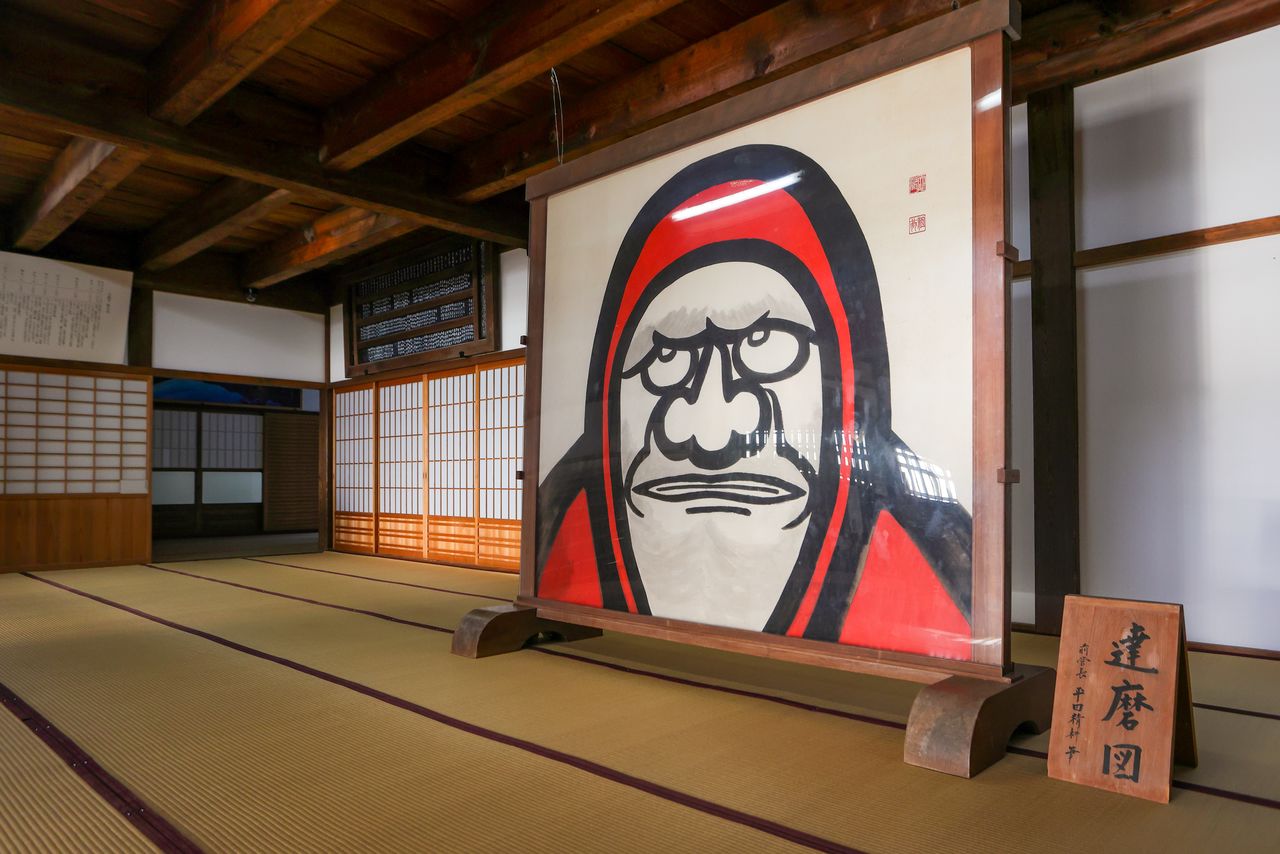 أماكن المعيشة في ”كوري“ وهو أول مبنى على الطريق المؤدي إلى مباني المعبد يمكن زيارته. هناك لوحة مميزة لبوديهارما (المعروف باسم داروما في اليابان) يرحب بالزوار وهو الكاهن الذي سافر من الهند إلى الصين وأسس زين. (© إيديت بلس)