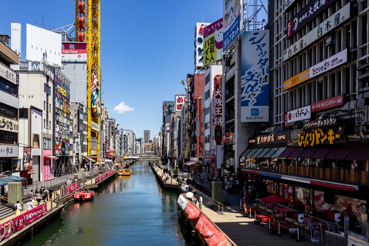 تنتشر محلات التاكوياكي الشهيرة على امتداد قناة دوتونبوري، بالإضافة إلى وجود العديد من المقاهي في الهواء الطلق(© Nippon.com)