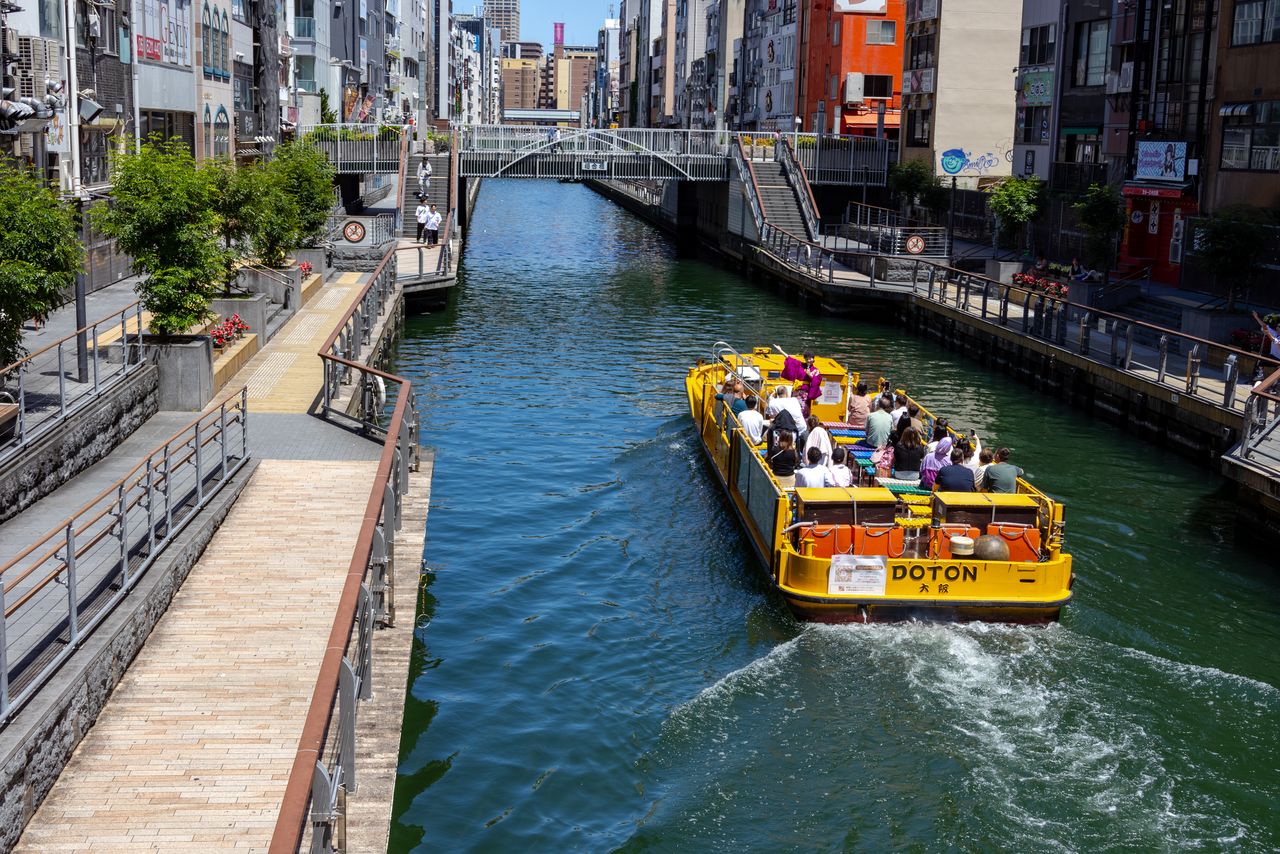 تنطلق المركب في جولتها الدائرية على مسافة ١ كيلومتر بين جسري نبيونباشي وأوكينيوا باشي. (© Nippon.com)