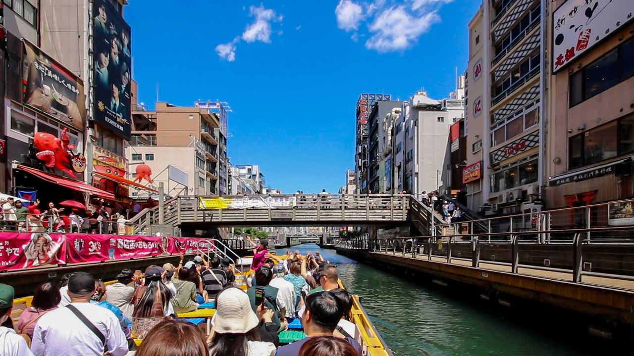 من الممتع الإبحار بمحاذاة القناة، والمرور أسفل جسور منخفضة لدرجة يمكنك ملامستها أثناء العبور. (© Nippon.com)