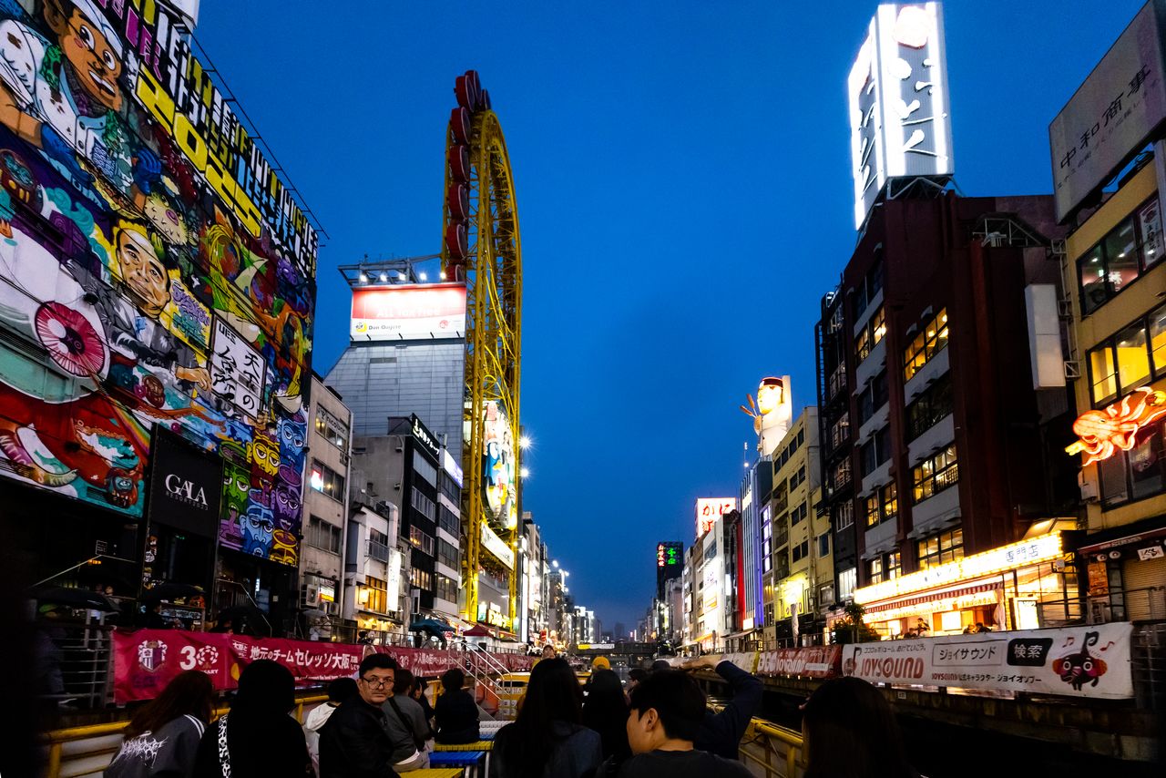 تخلق الأضواء الملونة ليلاً أجواء خاصة (© Nippon.com)