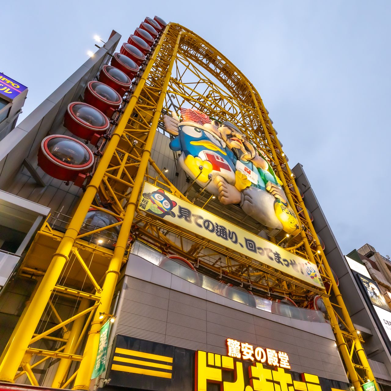 يمكنك بلوغ رصيف يازيمون باشي للقيام بالرحلة النهرية عبر نهر دوتونبوري، بمجرد العثور على عجلة فيريس ذات اللون الأصفر الزاهي (© Nippon.com)