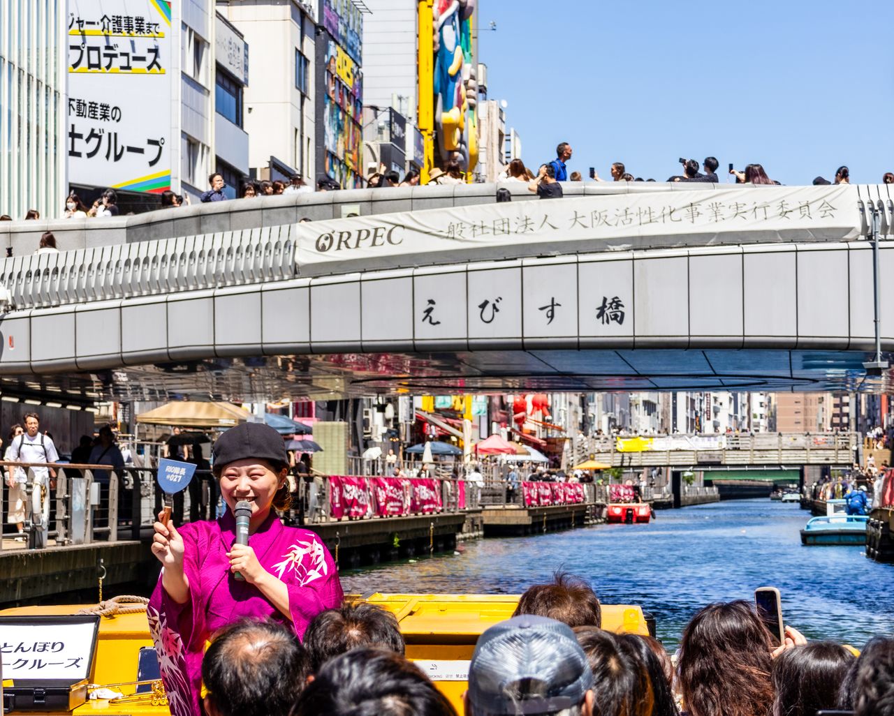 درابزين الجسر تشبه صفاً بلا نهاية من المعالق(© Nippon.com)