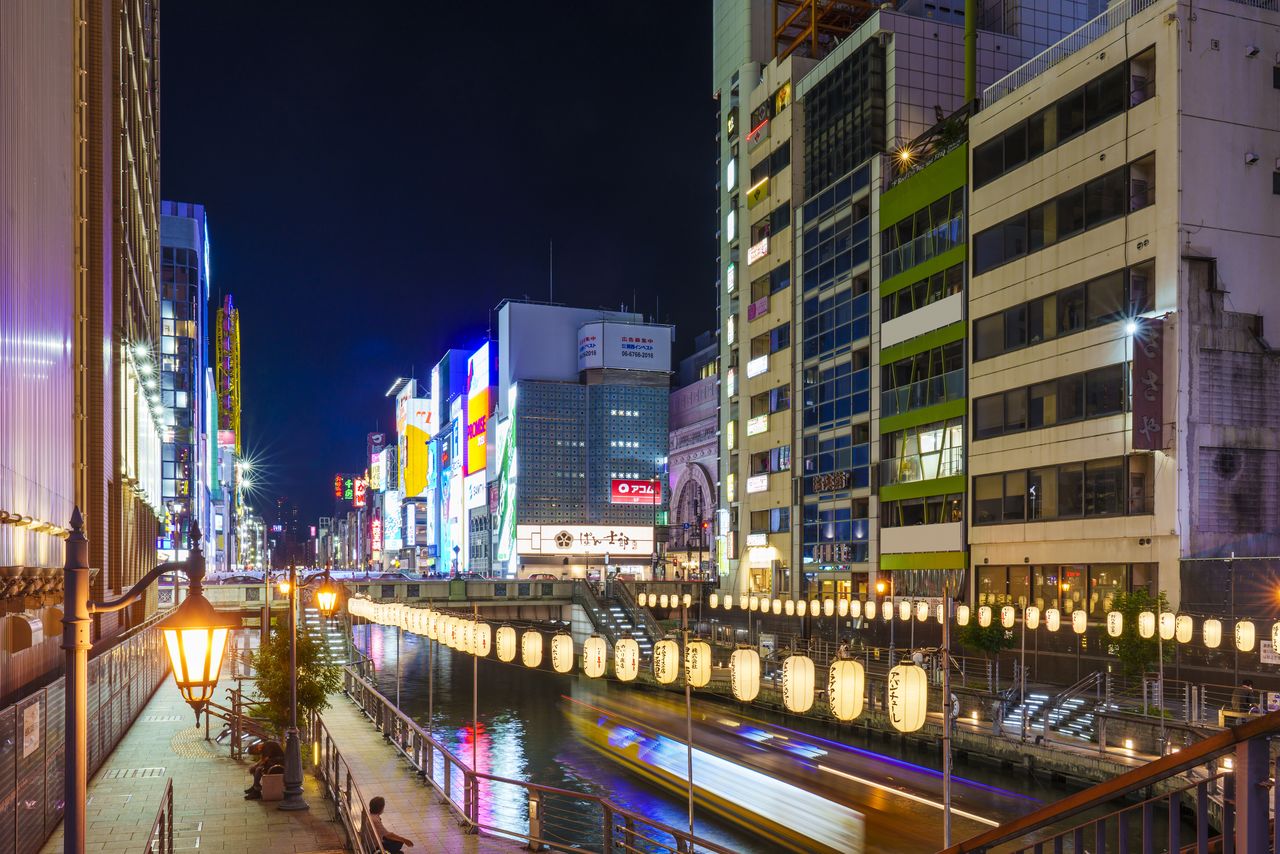 خلال الصيف يتم تزيين جوانب القناة بحوالي 1300 فانوس ورقي. (© بيكستا)