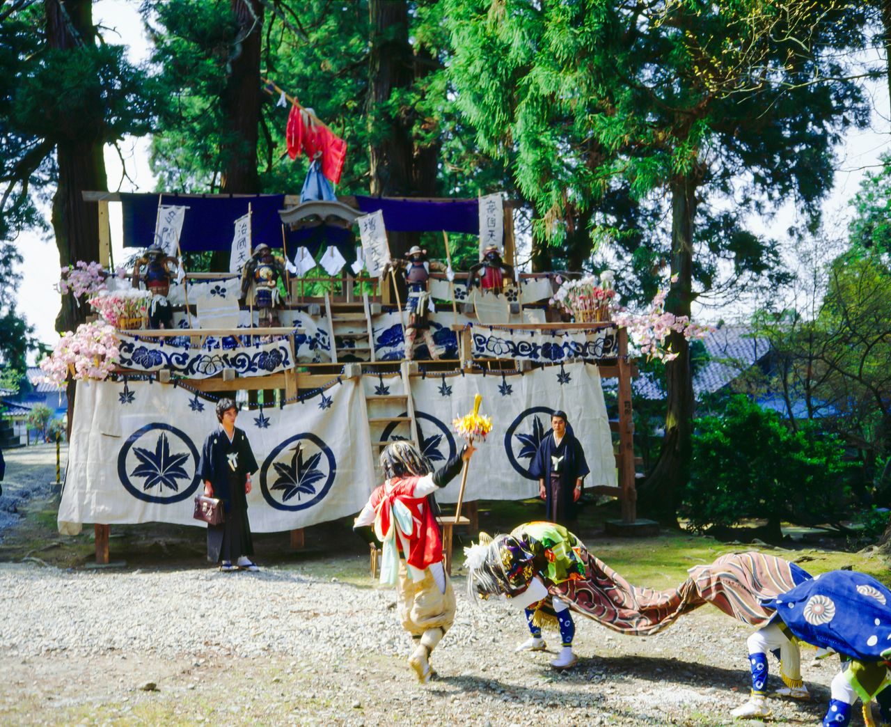 في معبد ˮفوتاغامي إيميزو“ في تاكاؤكا بمحافظة توياما، تقام طقوس ˮتسوكياما“ التي تُبنى فيها تلّة مقدسة في الثالث والعشرين من أبريل/ نيسان من كل عام. وحتى اليوم، يتم تشييد تلّة أو منصة محمولة في هيئة معبد، والتي يرجع أصولها إلى المعتقدات الدينية القديمة. (© مكتبة هاغا)