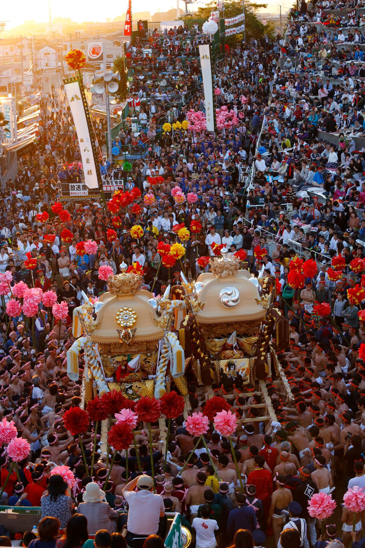 لا يتم طلاء العربات المبنية حديثًا خلال العامين الأولين، حيث تمنحها أسطحها غير المزخرفة مظهرًا مهيبًا. (© مكتبة هاغا)