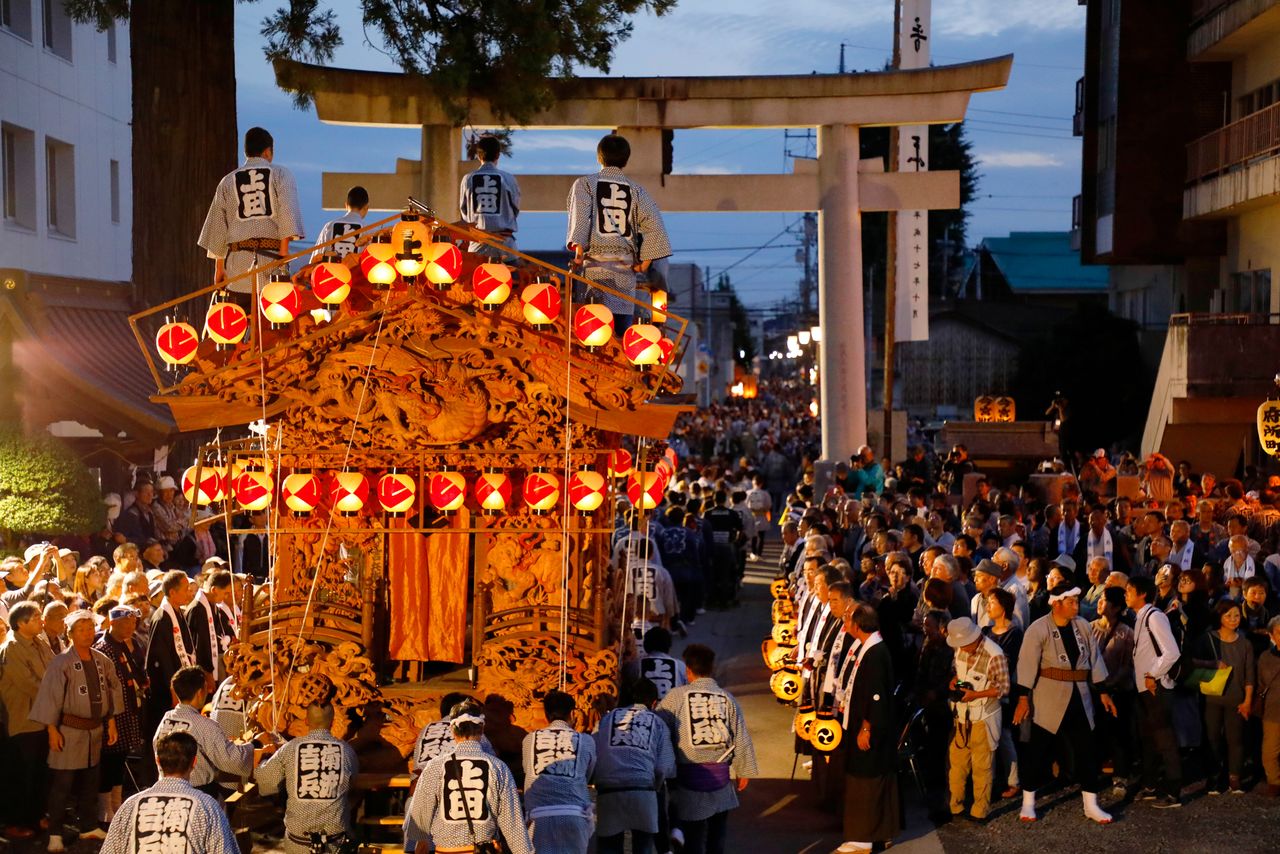 تبدء المراسم الموسيقية للمهرجان بمجرد إضاءة المصابيح (© مكتبة هاغا)